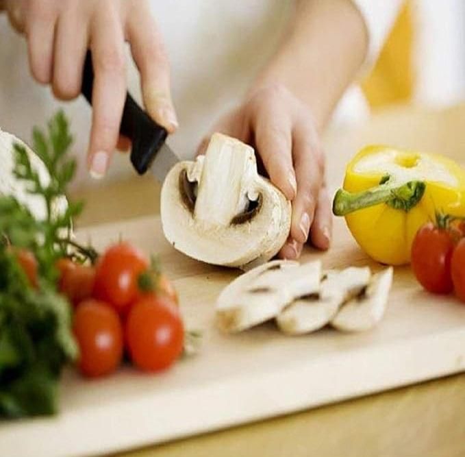 Wooden Chopping Board With 5-Pcs Knife Set Free